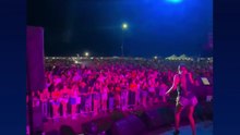 Η Ελένη Χατζίδου τραγουδά πάνω στη σκηνή