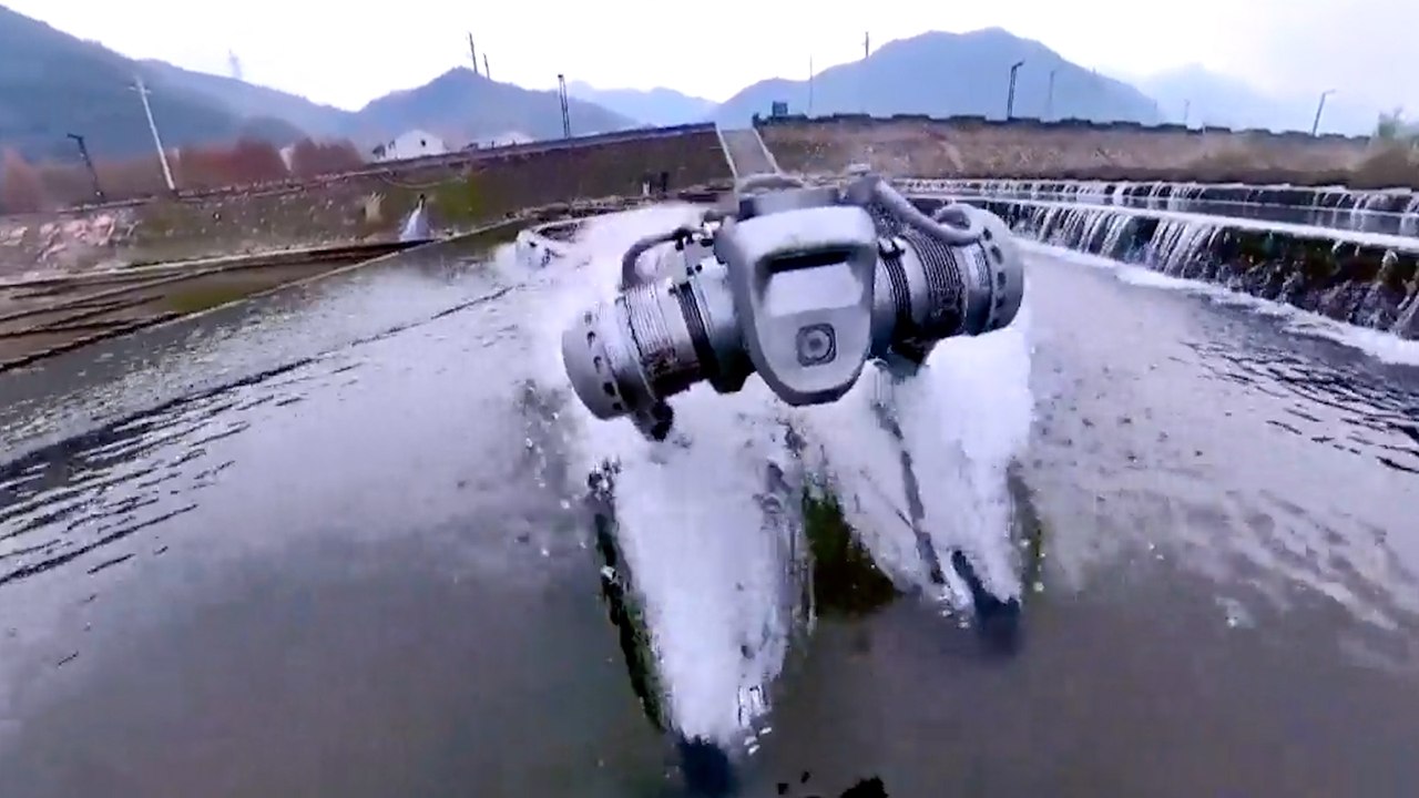 China presenta un perro robot todoterreno, para emergencias: salta, camina erguido y hace piruetas