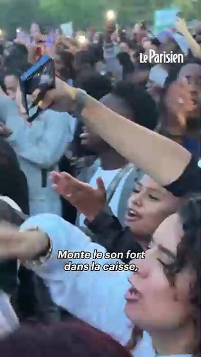 Tiakola fait danser 20 000 jeunes lors d'un concert gratuit