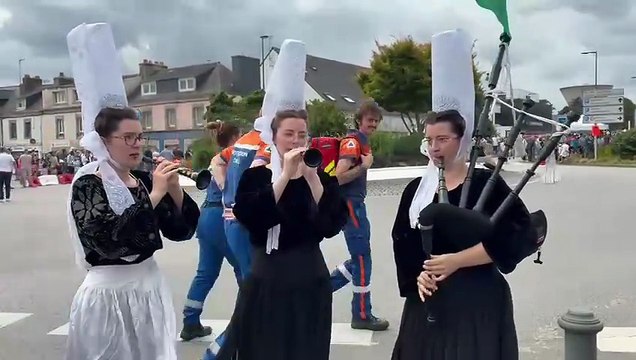 Lucie, Léa et Lola étaient venues représenter le bagad ar vro vigoudenn uel, dans lequel elles pratiquent la cornemuse depuis trois ans