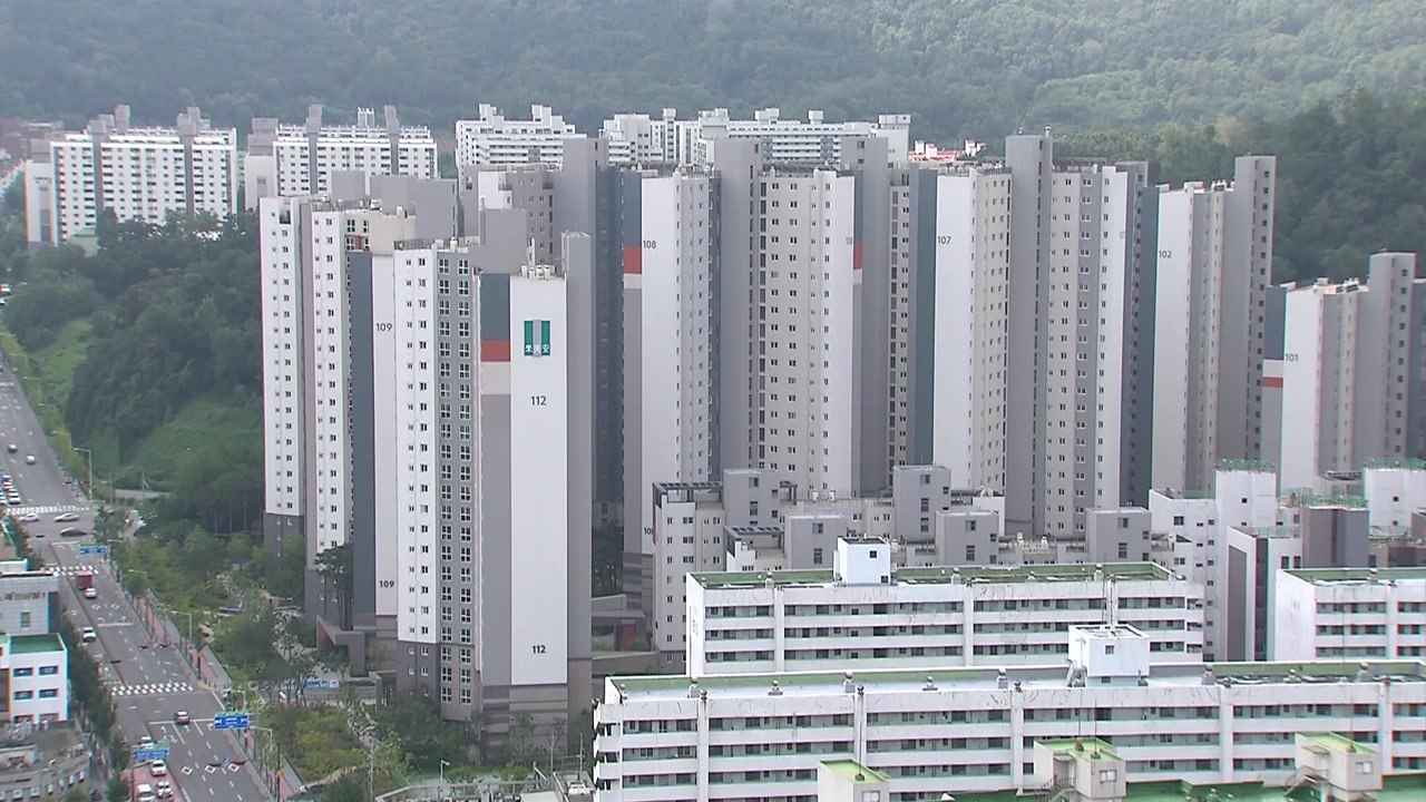 서울 아파트 '월세 수요' 3년 8개월 만에 최고...전세 매물↓·고가 월세↑ / YTN