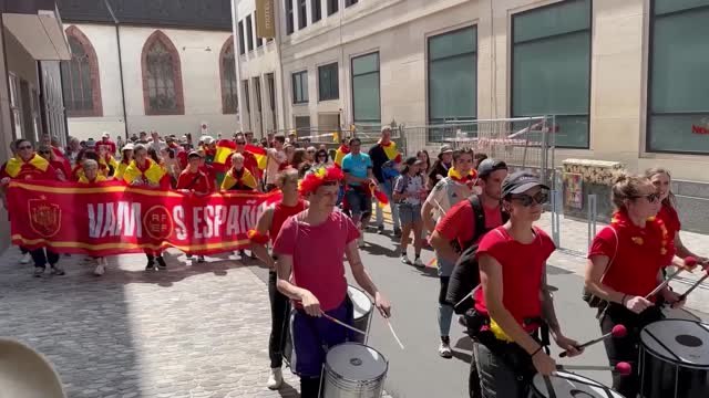 Finale - Les supporters espagnols envahissent Bâle avant la finale de l’Euro féminin