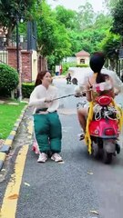 这是在干嘛？What is this doing？