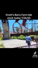 Falla atracción en Knott's Berry Farm California y deja a decenas de personas suspendidas en el aire