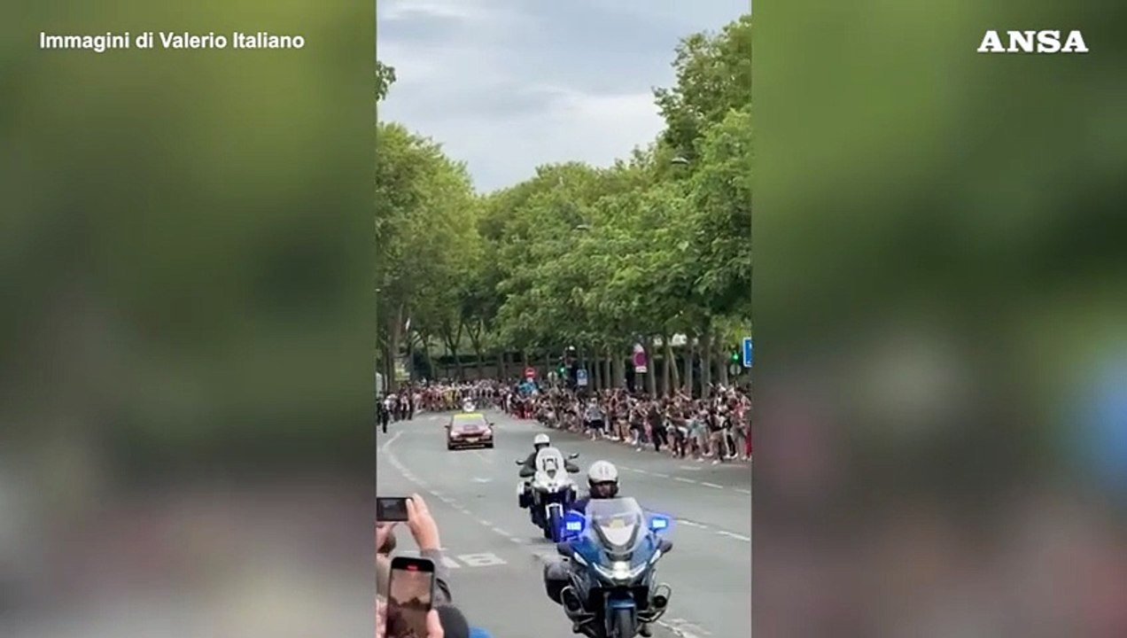 Pogacar vince il Tour, l'ultima tappa a Van Aert