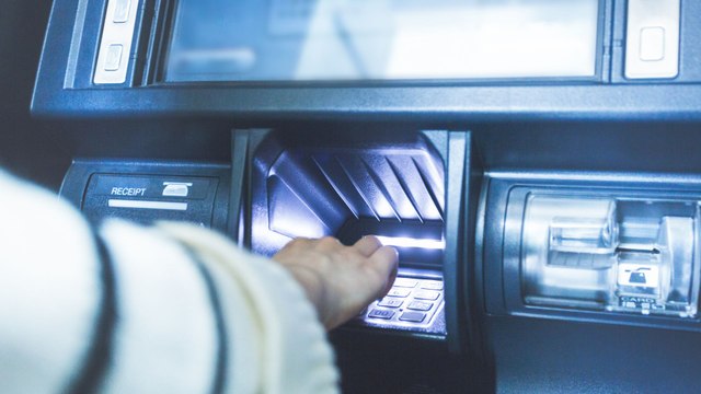 Con regletas de metal: la técnica que usó un hombre para robar dinero de cajeros automáticos