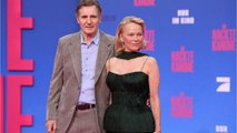 GALA VIDEO - Pamela Anderson en couple avec un célèbre acteur ? Sur le tapis rouge, leur complicité en dit long !