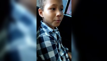 Niño cuestiona al alcalde Dio Astacio por hoyos en las calles