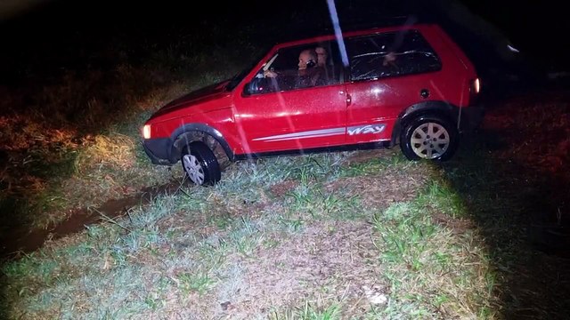 Fiat Uno sai da pista e cai em canteiro central da BR-467, em Cascavel
