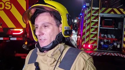 "Há a possibilidade de um raio ter provocado o incêndio em mecânica", relata oficial dos bombeiros