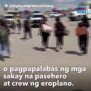 Gulong ng eroplano, nagliyab; mga pasahero madaliang nag-evacuate | GMA Integrated Newsfeed