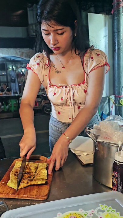 The Most Popular Roti Lady in Bangkok Puy Sister Palm