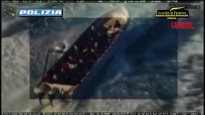 Lampedusa, arrestato per il trasporto di 70 migranti su un barchino: le immagini della polizia