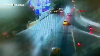 Motosikletli şüphelilerden otoparka silahlı saldırı! O anlar kamerada