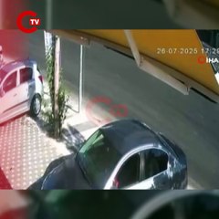 Araçta bırakılan çocuk, el frenini indirdi