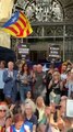 Manifestants bloquen un accés del MNAC contra la visita dels tècnics aragonesos
