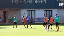 El Real Betis se ejercitó este lunes antes de viajar a Inglatera
