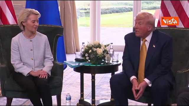 La stretta di mano tra Trump e Von der Leyen in Scozia dopo l'accordo sui dazi al 15%