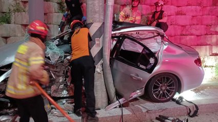 옹벽과 전봇대 사이로 돌진한 승용차...20대 미군 숨져 / YTN