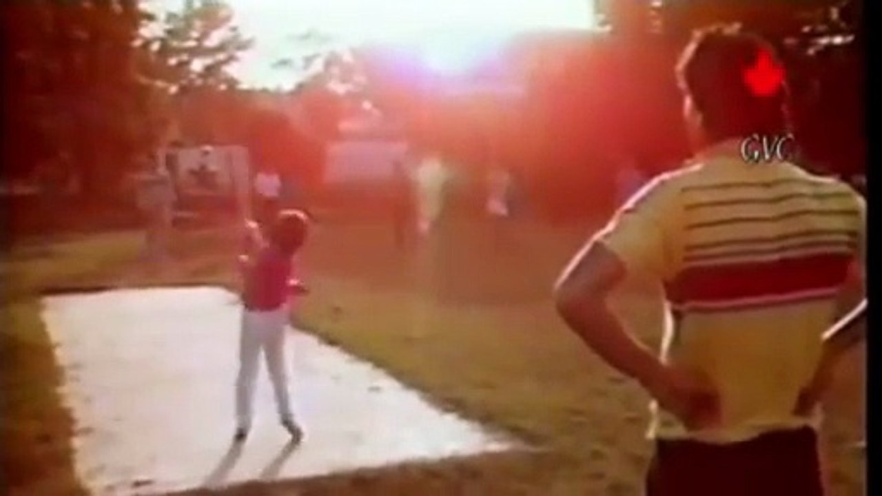 Imran Khan giving bowling Tips to youngsters in 1987