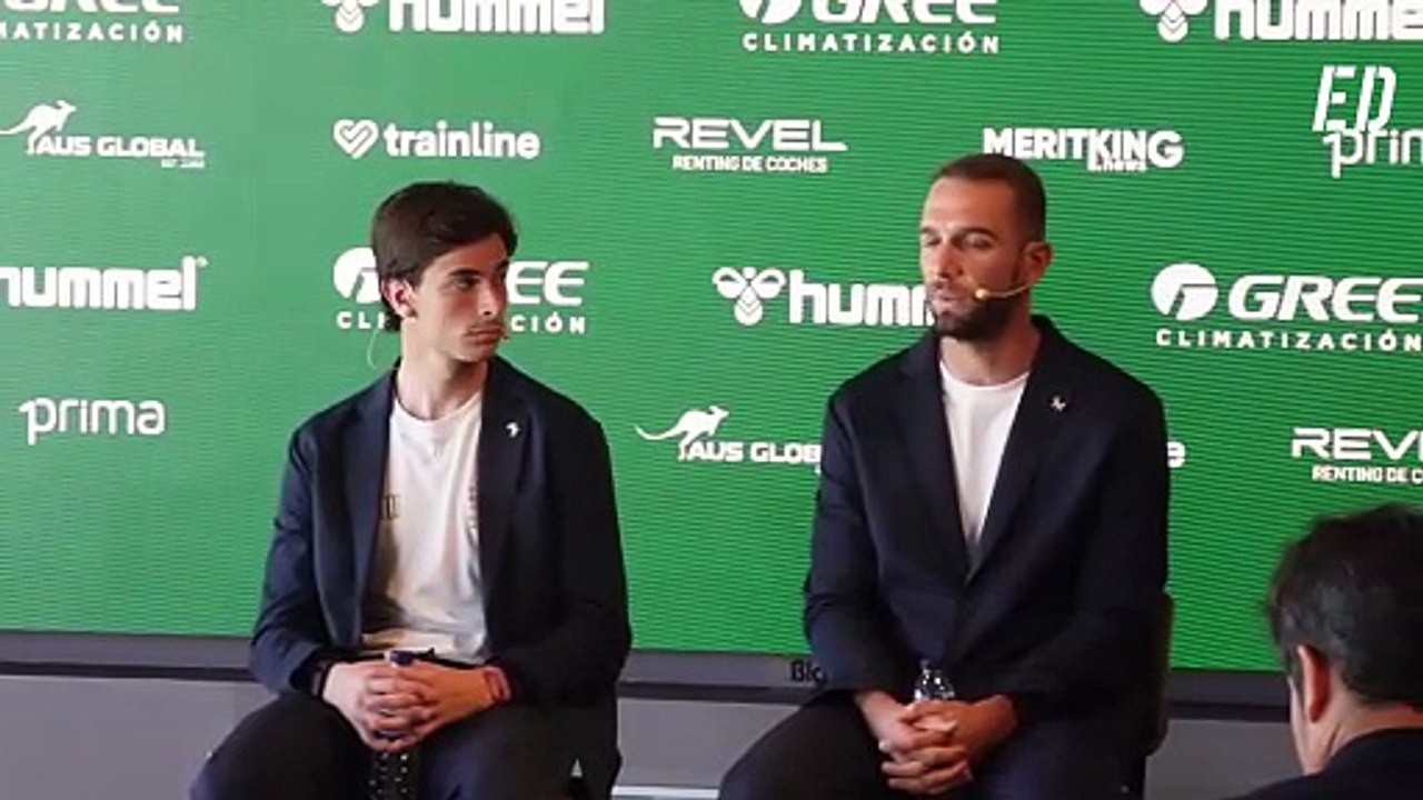 Pau López, presentado con el Real Betis
