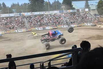 Show de Monster Truck termina em susto após roda voar e destruir carro