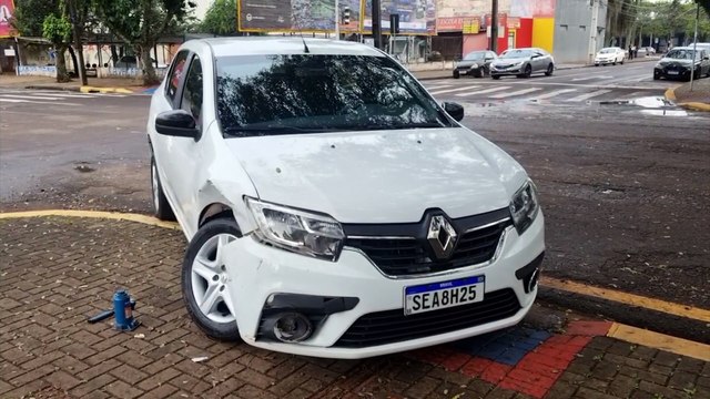 Carros se envolvem em colisão no cruzamento das Ruas Paraná e Nereu Ramos