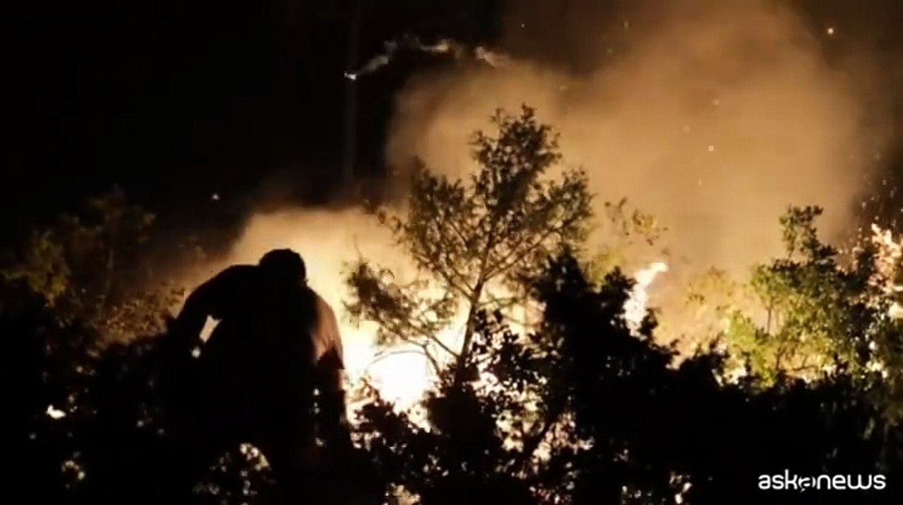 Turchia, soccorritori al lavoro per spegnere le fiamme a Bursa
