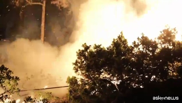 Turchia, soccorritori al lavoro per spegnere le fiamme a Bursa