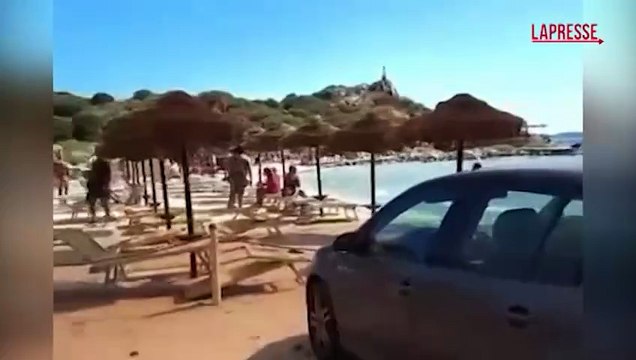 Incendio a Villasimius, fumo e fuoco a ridosso del mare: la fuga in auto sulla spiaggia