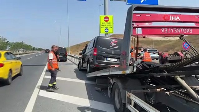 Mucize kurtuluş: Bariyer ok gibi girdiği araçta şoför koltuğunu delip arka koltuğa saplandı, kimse yaralanmadı