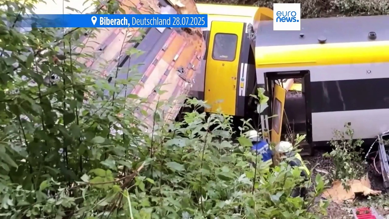 Polizei zur Unfallursache: Zug wohl nach Erdrutsch entgleist