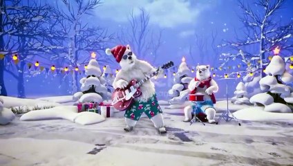 دُببة تعزف وسط الغابة الثلجية