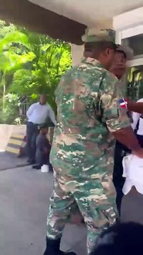 Seleccionar Error en la firma de una cédula termina en bofetada, detector roto y una detención en la JCE Error en la firma de una cédula termina en bofetada, detector roto y una detención en la JCE