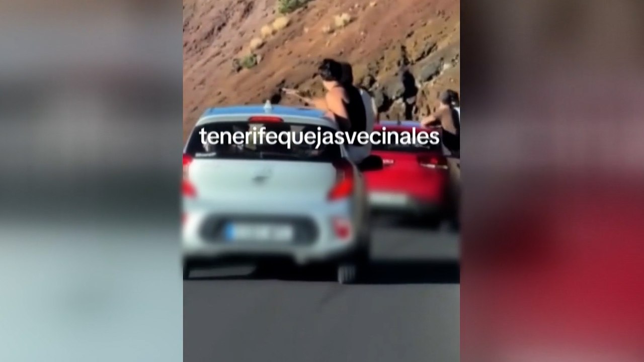 Unos turistas en italiano se graban asomando el cuerpo en una carretera de Tenerife