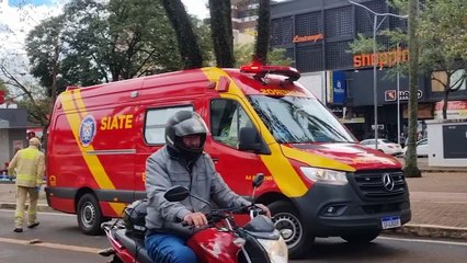Mulher é atropelada por motocicleta na Avenida Brasil