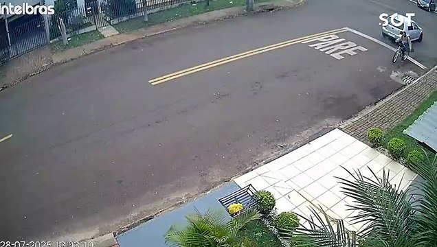 Dois homens são flagrados carregando televisores pela rua Costa e Silva no Bairro Alto Alegre em Cascavel