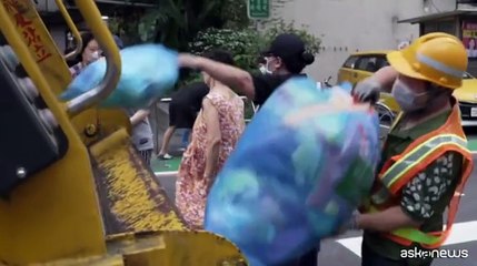 Taiwan, si getta la spazzatura quando arriva il camion con Beethoven