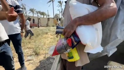 Piovono aiuti dal cielo a Gaza, scene di caos tra i palestinesi