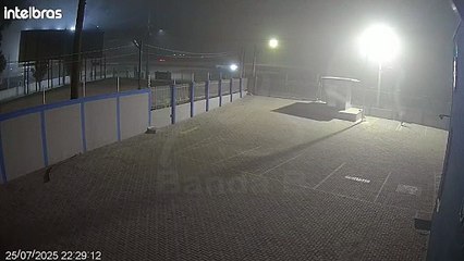 Vídeo mostra motorista atropelando e arrastando porteiro