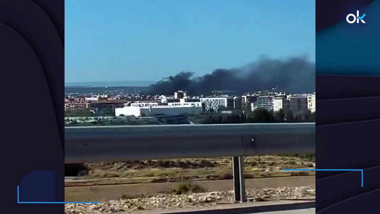 Un incendio calcina una veintena de coches en un aparcamiento al aire libre en Zaragoza