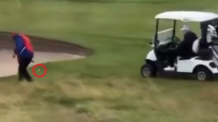Trump bara a golf? Guardate cosa fa il suo caddie