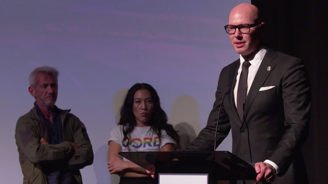 Capt. Erik Scott Presents CORE Co-Founders Sean Penn & Ann Lee With Philanthropic Organization of the Year | Social Impact Fund & THR Social Impact Summit