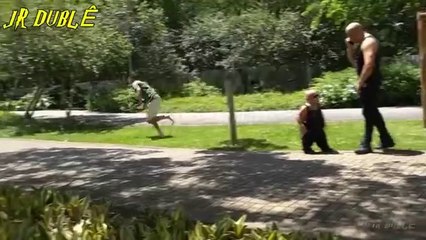 😂😂😂 PEGADINHA_ ENCONTREI O ALV0 COM UM ANÃO - MEU IRMÃO