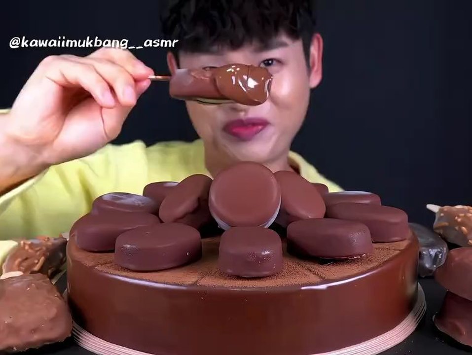 korean boy eating