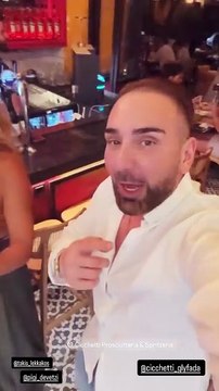 Ο Νίκος Κοκλώνης και η Πηγή Δεβετζή στην Γλυφάδα