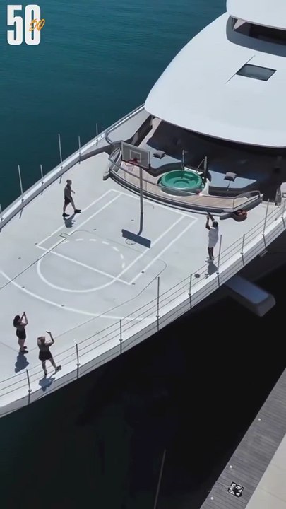 Magic Johnson amarra su yate en Barcelona y todo el mundo alucina: fíjense lo que tiene en la cubierta