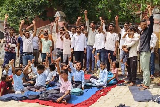 गेट के ताला जड़कर बाहर बैठ गए बच्चे, ग्रामीणों ने जर्जर स्कूल भवन के खिलाफ किया प्रदर्शन