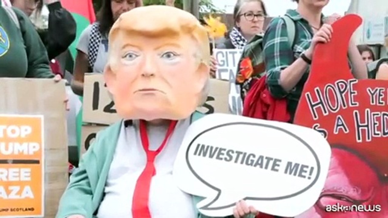 Protesta contro la visita di Trump al campo da golf in Scozia