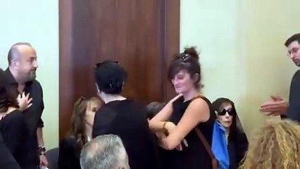 فتاة تحاول تقبيل فيروز في عزاء زياد الرحباني